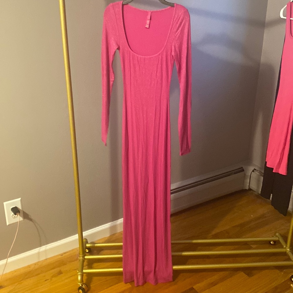 Skims SOFT LOUNGE SHIMMER LONG SLEEVE DRESS | FUCHSIA × 1
FUCHSIA / XS 0-2